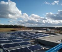 Photovoltaik-Module auf einem Industriedach.