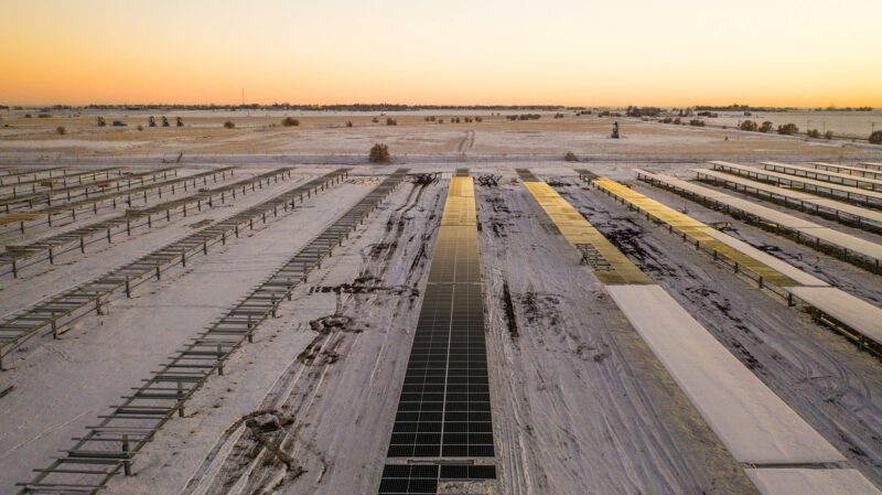 ZU sehen ist das Solarkraftwerk Vauxhall in Kanada. Photovoltaikmodule in schneededeckter Landschaft.