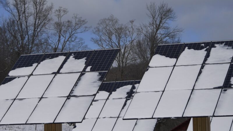 Im Bild schneebedeckte Photovoltaik-Module, eine Oberflächenversiegelung soll Eisbildung verringert und das Abtauen verbessern.