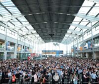 Menschenmenge im Messeeingangsgebäude bei der Intersolar.