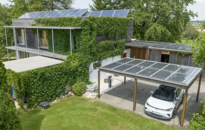 Im Bild ein modernes Haus mit Solarcarport, Fronius stellt auf der Intersolar neue Produkte, Photovoltaik-Komplettsysteme und individuelle Notstromlösungen vor.