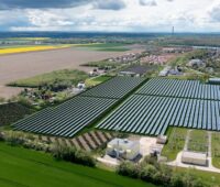 Im Bild eine Animation von Deutschlands größter Solarthermie-Anlage, für die Isoplus Rohrsysteme liefert.