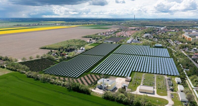 Im Bild eine Animation von Deutschlands größter Solarthermie-Anlage, für die Isoplus Rohrsysteme liefert.