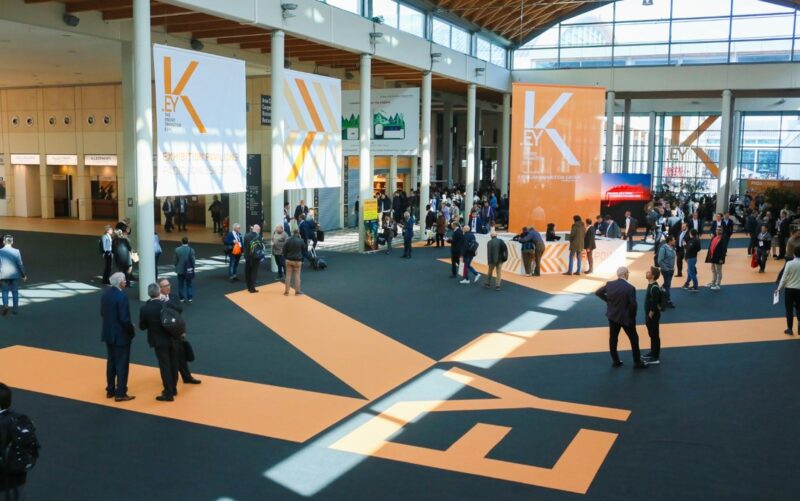 Zu sehen ist der Eingangsbereich Messe KEY , die Expo zur Energiewende, in Rimini mit Messebesuchern