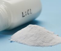 Zu sehen ist ein Chemikalienbehälter mit einem weißen Lithium-Salz. Lithium-Abbau in Deutschland soll möglich sein.