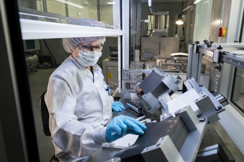 Zu sehen ist die Herstellung eines Elektrodenstapels im Labor als Teil der Qualitätsoffensive für bessere Batterien am KIT.