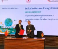 Haluk Kalyoncu, Vorstandsvorsitzender der, Kalyon Gruppe (links) und Prof. Dr. Hans-Martin Henning, Leiter des Fraunhofer ISE (rechts) unterschreiben eine Absichtserklärung.