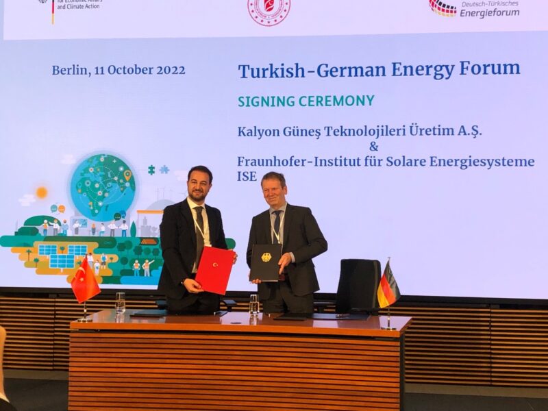 Haluk Kalyoncu, Vorstandsvorsitzender der, Kalyon Gruppe (links) und Prof. Dr. Hans-Martin Henning, Leiter des Fraunhofer ISE (rechts) unterschreiben eine Absichtserklärung.