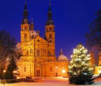 Dom von Fulda am Abend mit beleuchtetem Tannenbaum - Symbol für Koooeration von Naturstrom mit HKD