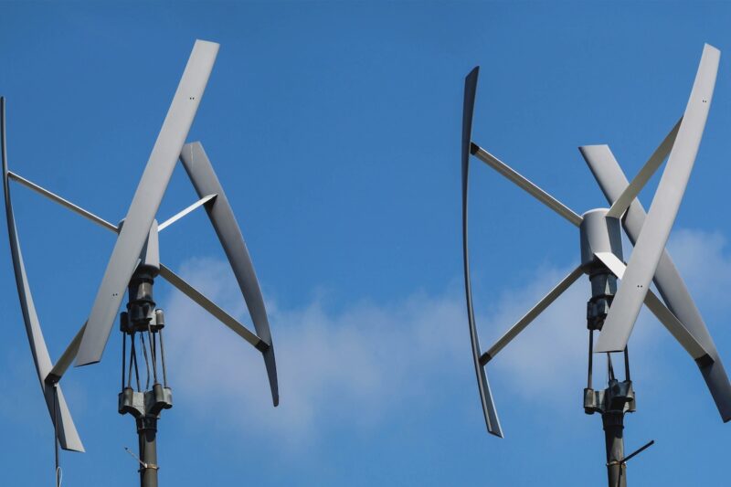 Das Foto zeigt den Kopf von zwei Kleinwindanlagen als Vertikalachser vor blauem Himmel - auch für solche Anlagen gilt laut dem Gerichtsbeschluss die Privilegierung.