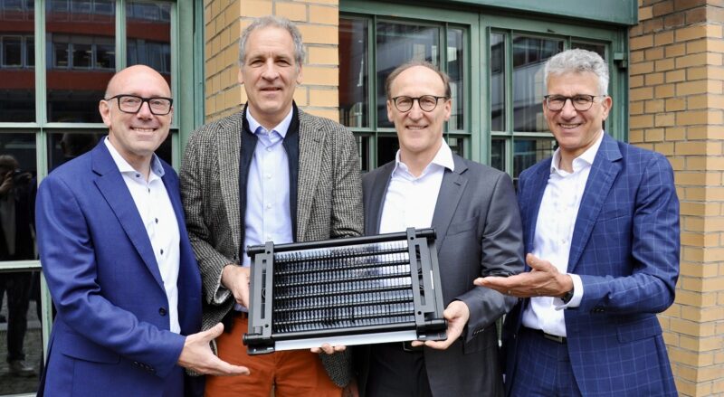 Im Bild Vertreter von Consolar und Heag mit einem Modell vom PVT-Wärmepumpenkollektor Solink.