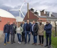 Im Bild Menschen, die sich zum Thema „Biogasanlagen flexibel steuern“ vor Ort informieren.