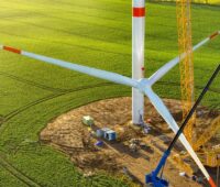 Im Bild die Montage einer Windenergieanlage als Symbol für den Windenergieausbau in NRW.