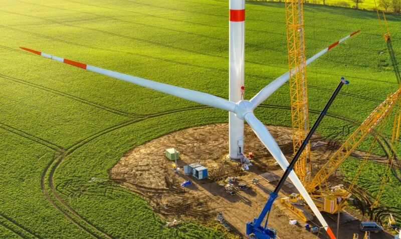 Im Bild die Montage einer Windenergieanlage als Symbol für den Windenergieausbau in NRW.