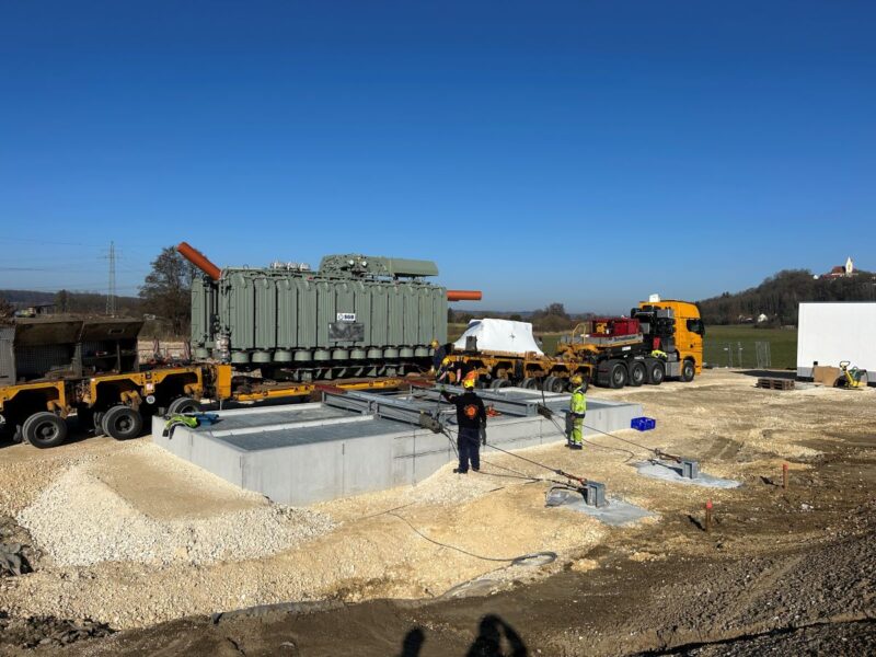 Anlieferung eines Trafos per Truck an eine Baustelle.