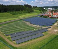 Zu sehen ist eine Luftaufnahme der im Bau befindlichen Photovoltaik-Freiflächenanlage in Biessenhofen.