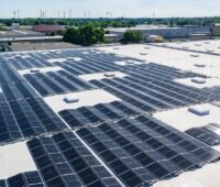 Zu sehen ist eine LIP Logistikimmobilie in Bremen, die bereits mit einer Photovoltaik-Anlage ausgestattet ist.