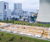 Im Bild der Bauplatz für die Bigbattery Oberlausitz neben dem Braunkohlekraftwerk Boxberg.