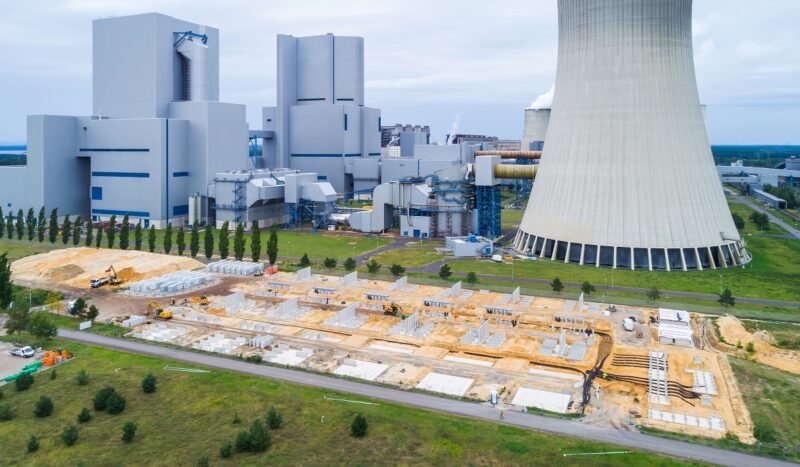 Im Bild der Bauplatz für die Bigbattery Oberlausitz neben dem Braunkohlekraftwerk Boxberg.