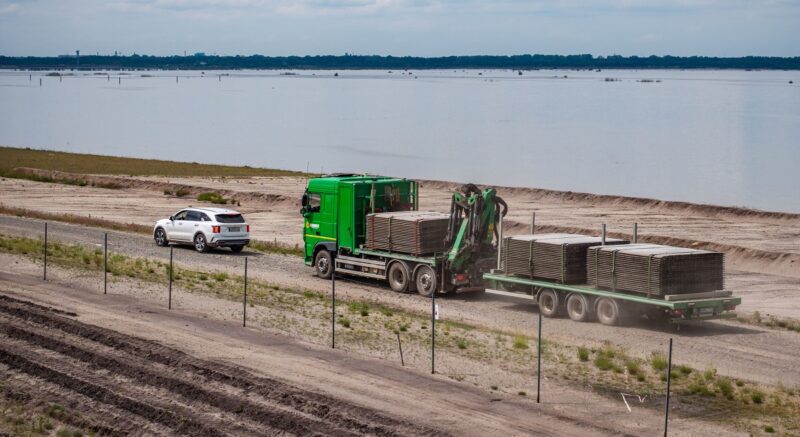 Im Bild ein LKW mit Material für Deutschlands größte Floating-PV-Anlage an Cottbusser Ostsee.