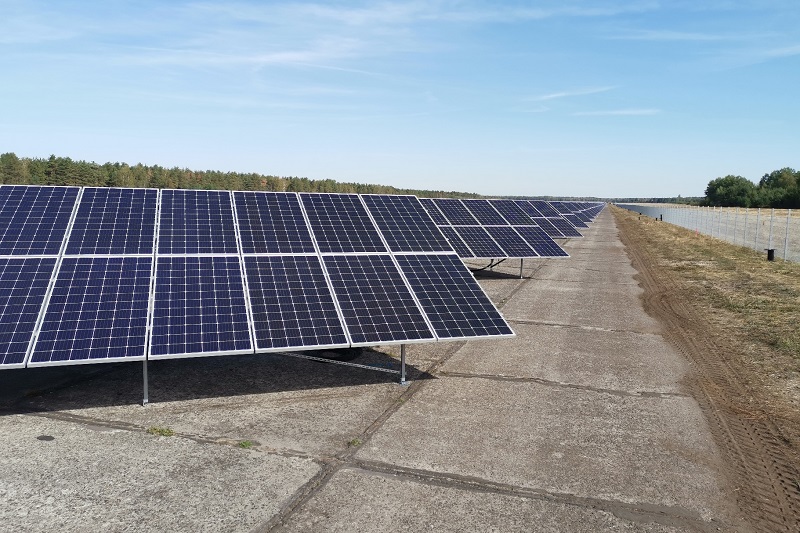 Zu sehen ist der Photovoltaik-Solarpark Welzow, ein Vorgänger vom Energiepark Bohrau, den die Leag nun realisieren will.