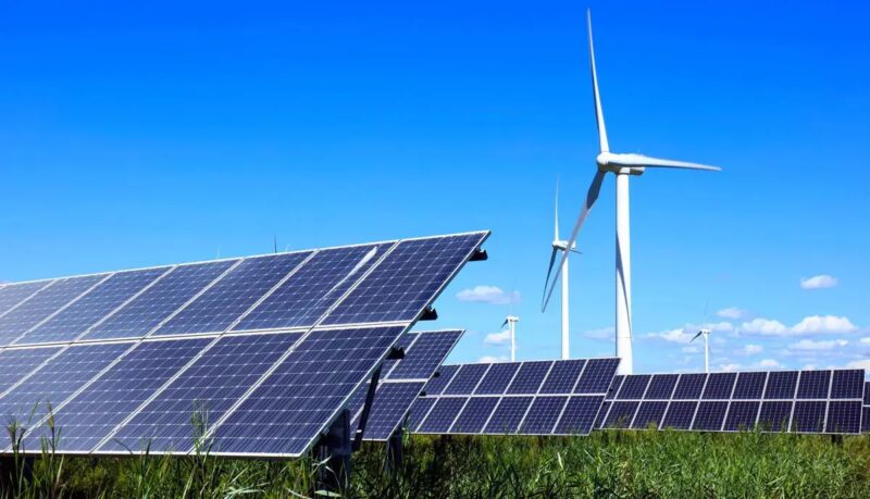 Im Bild Photovoltaik und Windenergieanlagen, Leag Renewables ist ein großer deutscher Projektierer für erneuerbare Energien.