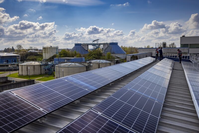 Zu sehen ist die Photovoltaik-Anlage, die der Lippeverband auf den Dächern seiner Kläranlage in Kamen installiert hat.