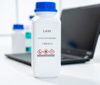 Weiße Plastikflasche mit Aufschrift Lithium Hydroxid - Symbolbild für Lithium Verarbeitung in Deutschland.