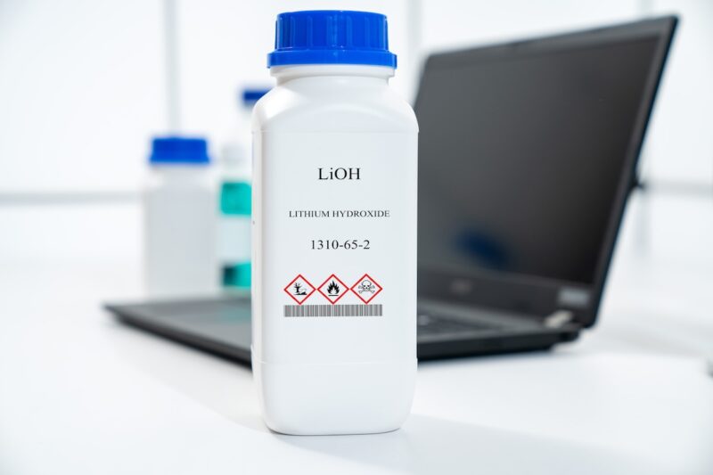 Weiße Plastikflasche mit Aufschrift Lithium Hydroxid - Symbolbild für Lithium Verarbeitung in Deutschland.