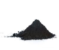 Zu sehen ist ein schwarzes Pulver. Lithium-Eisenphosphat wie das Nanophosphate-Kathodenpulver kommt meist als grafithaltiges Pulver in den Handel.