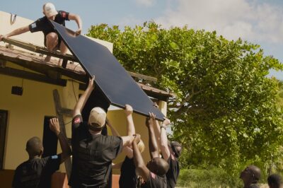 Ein solarbetriebenes Frischwassersystem wird auf dem Dach der Geburtsklinik in Linga Linga installiert.