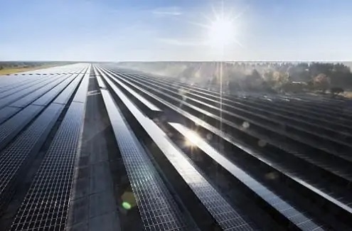 Zu sehen ist ein Photovoltaik-Solarpark von Belectric. Das Unternehmen baut den größten unabhängigen Photovoltaik-Solarpark in Deutschland.
