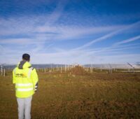 Im Bild der Photovoltaik-Solarpark in Nassau-Weikersheim von der MHB Montage GmbH.