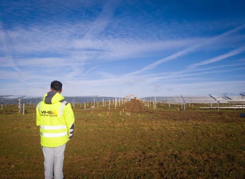 Im Bild der Photovoltaik-Solarpark in Nassau-Weikersheim von der MHB Montage GmbH.