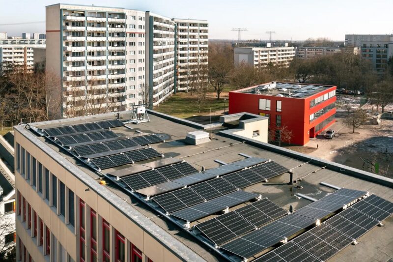 Im Bild eine Photovoltaik-Anlage auf dem Dach einer Schule in Marzahn-Hellersdorf.