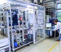 Im Labor testet das Fraunhofer-Institut eine potenzielle Industrieanlage für grünes Methanol.