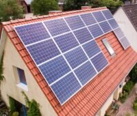 Im Bild eine Photovoltaik-Anlage, die der Mietanbieter für Solaranlagen DZ4 installiert hat.