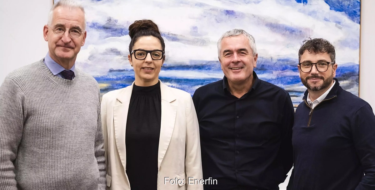 Im Bild Dirk Wiedenhues (Allegron-Geschäftsführer), Alina Hohl (Projektleiterin), Bernd Dillmann (Allegron-Geschäftsführer) und Paul Hauser CEO vom Mieterstrom-Contracting-Anbieter Enerfin AG.