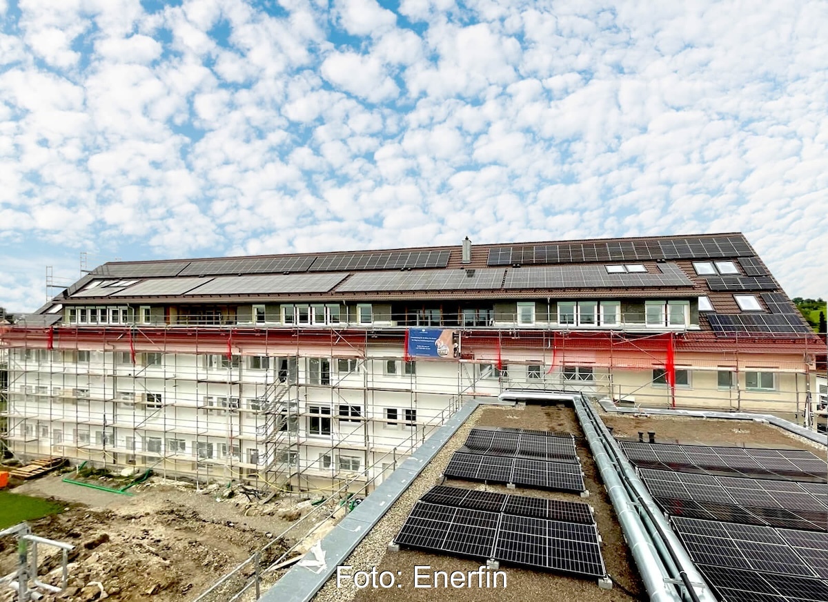 Blick über Solardach auf weiteres Gebäude mit Solardach und Baugerüst - Mieterstrom-Projekt von Enerfin.