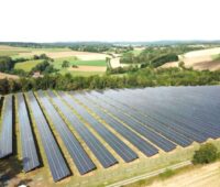 Eine Solar-Freiflächenanlage im landwirtschaftlichen Umfeld.