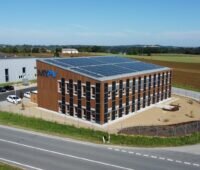 Zu sehen ist der Firmensitz von My-PV, der als solarelektrischer Gewerbebau konzipiert ist und daher mit Photovoltaik-Modulen beheizt wird.