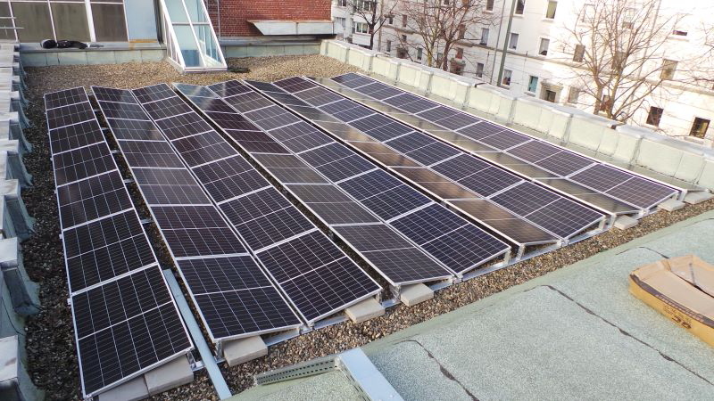 Eine Solaranlage auf einem Gewerbe-Flachdach.