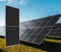 Produktbild zeigt ein schwarzes Solarmodul vor einem unscharfen Hintergrund mit Solarkarftwerk im Freien.