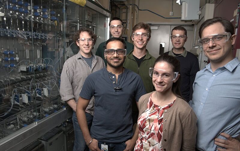 Zu sehen sind Forscher und Forscherinnen von NREL und Antora Energy, die sich mit der Thermophotovoltaik-Technologie beschäftigen.