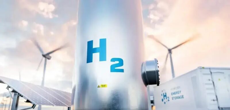 Das Bild zeigt einen Wasserstofftank als aus Symbol für Wasserstoff und Elektrolyse für eine Raffinerie.