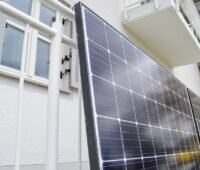 Balkonkraftwerk von Panelretter, das Secondhand-Solarmodule enthält.