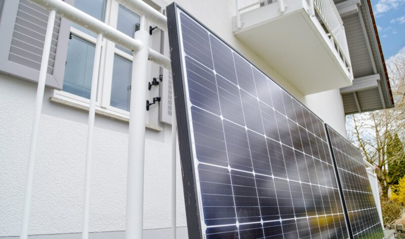 Balkonkraftwerk von Panelretter, das Secondhand-Solarmodule enthält.