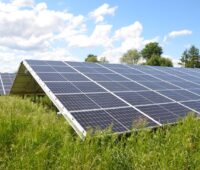 Eine Photovoltaikanlage auf der grünen Wiese