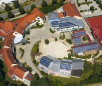 Zu sehen ist die Photovoltaik-Anlage auf dem Dach einer Waldorfschule. Mit dem Rettungsschirm sichert Naturstrom Vorlaufkosten seiner Bürgerenergie-Partner ab.