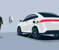 Eine Grafik zeigt ein E-Auto an der Steckdose, intelligentes Laden von Elektroautos spart Geld.